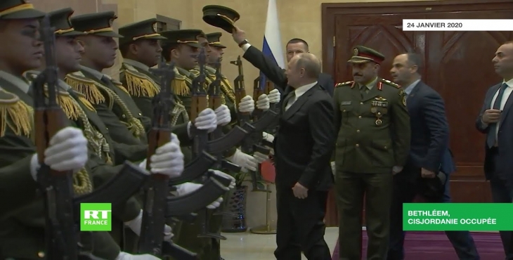 A Bethléem, Vladimir Poutine remet la casquette sur la tête d'un garde palestinien